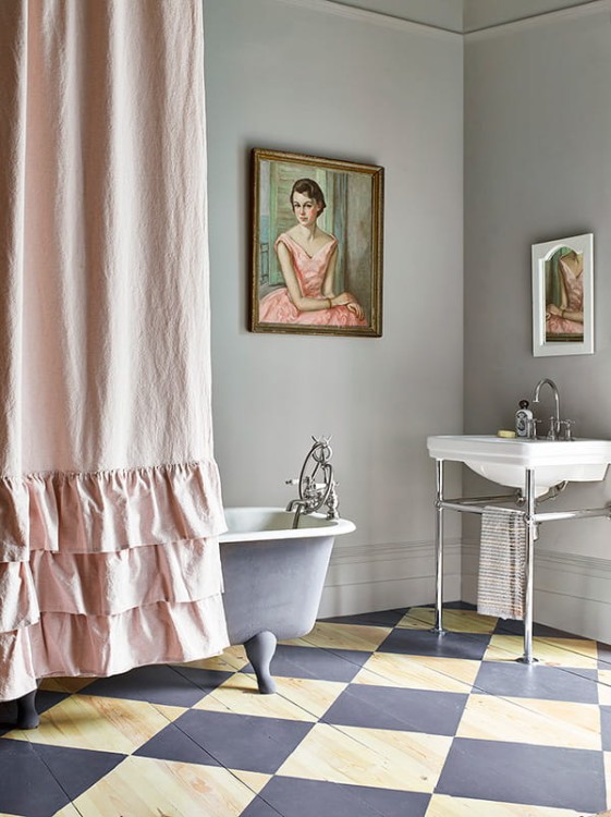 Annie-Sloan-Bathroom-Wall-Paint-in-Paris-Grey-Chalk-Paint-in-Old-Violet-Lifestyle-Portrait-1-RESIZED-1.jpg