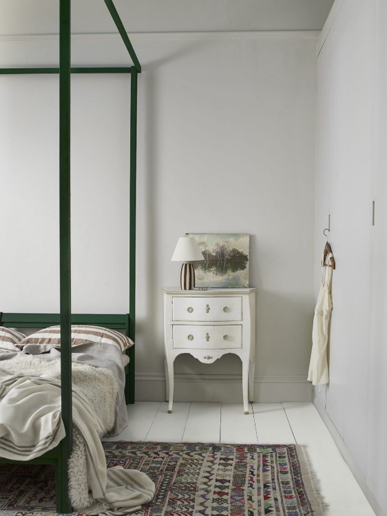 Annie-Sloan-Bedroom-Pompadour-Wall-Paint-Chalk-Paint-in-Amsterdam-Green-Old-White-and-Pure-Lifestyle-Portrait-scaled.jpg
