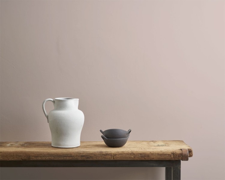 210328-1280x1024px-Point-Silk-Wall-Paint_White-and-Black-pot.jpg