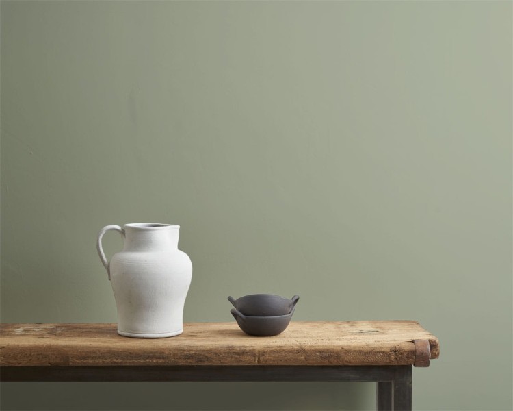 210328-1280x1024px-Terre-Verte-Wall-Paint_White-and-Black-pot.jpg