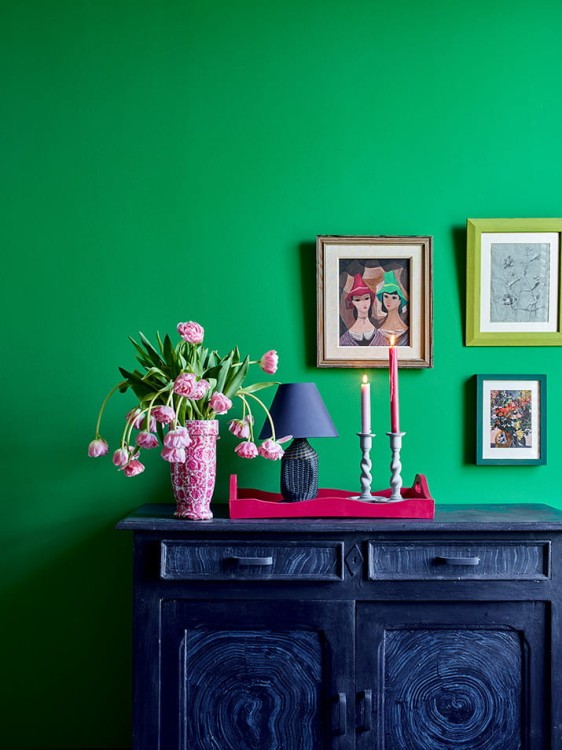 Annie-Sloan-Living-room-Bright-Green-Wall-Paint-Oxford-Navy-sideboard-with-Old-White-Capri-Pink-tray-Firle-frame-Lifestyle-Portrait-RESIZED-1-1.jpg