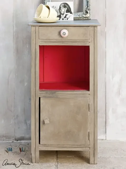 Farba kredowa Annie Sloan - Coco (na szafce nocnej