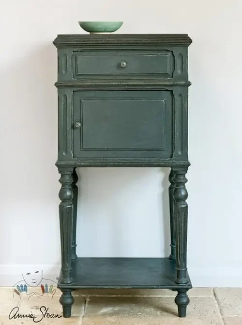 Farba kredowa Annie Sloan - Graphite - fraba na szafce nocnej