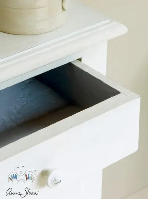 Efekt przecierki z Old White na komodzie