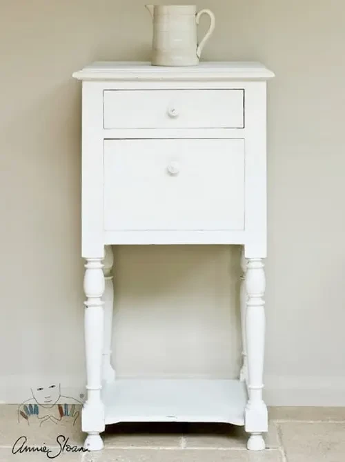 Efekt przecierki z Old White na komodzie