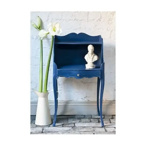 Stylizowany mebel z użyciem koloru Napoleonic Blue i dekoru 3D