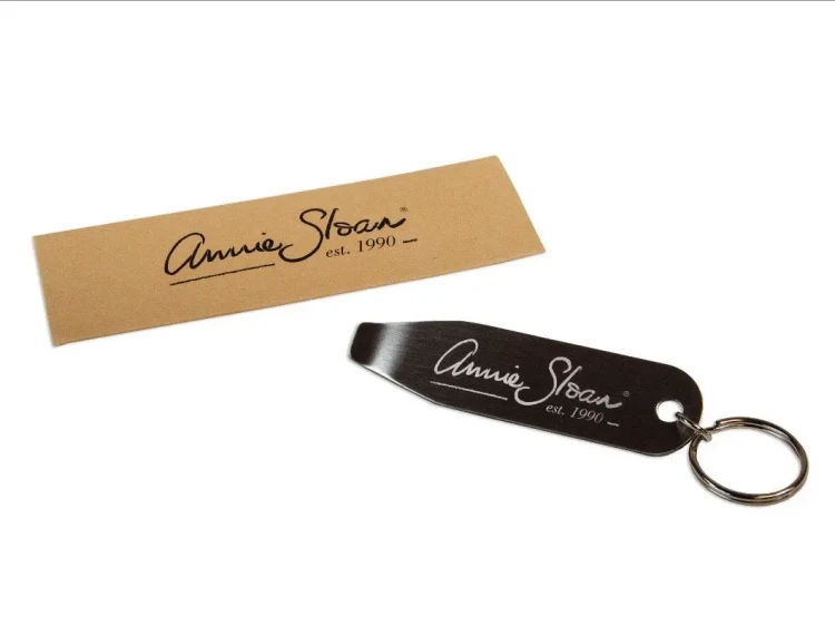Brelok - Otwieracz do puszek z farbą Annie Sloan (2).webp
