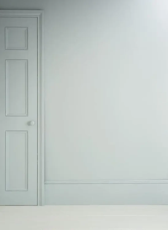 Kolor Upstate Blue na ścianie i drzwiach